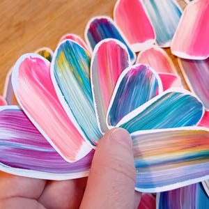 Petali di fiori, pennellate di carta. Fatti a mano, dipinti a mano per. Vari lavori di carta, arte, decorazioni, creazione di biglietti, giftrapping ecc.