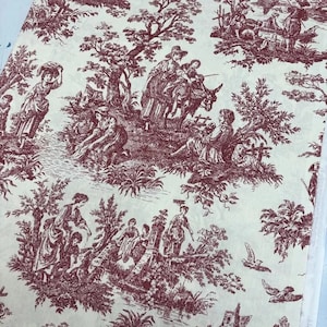 Puede incluir: Tela de toile roja sobre fondo blanco con un patr&oacute;n repetitivo de personas, animales y &aacute;rboles. El patr&oacute;n recuerda una escena campestre francesa.