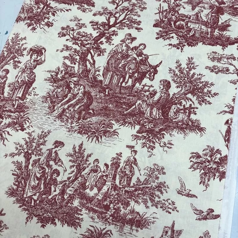 Puede incluir: Tela de toile roja sobre fondo blanco con un patr&oacute;n repetitivo de personas, animales y &aacute;rboles. El patr&oacute;n recuerda una escena campestre francesa.