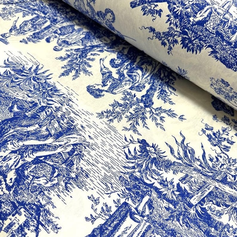 Puede incluir: Tela de toile azul y blanca con un patr&oacute;n repetido de una escena pastoral. La tela presenta un dise&ntilde;o estilizado de &aacute;rboles, flores y figuras en un entorno campestre.