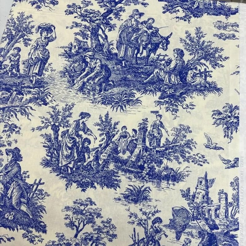 Puede incluir: Tela de toile azul y blanca con un patr&oacute;n repetitivo de personas, animales y plantas. La tela tiene un fondo crema y presenta un estilo campestre franc&eacute;s.