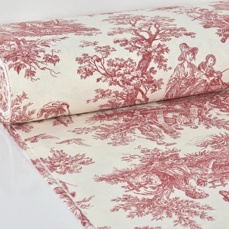 Puede incluir: Tela de toile roja con fondo blanco con un patr&oacute;n repetido de &aacute;rboles, p&aacute;jaros y figuras. La tela est&aacute; enrollada y el patr&oacute;n es visible en ambos lados de la tela.