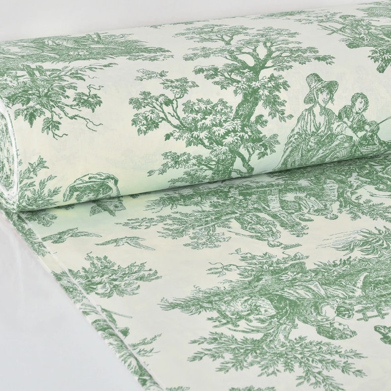 Puede incluir: Tela de Toile de Jouy verde con un patr&oacute;n repetido de &aacute;rboles, p&aacute;jaros y personas. La tela tiene un fondo blanco.