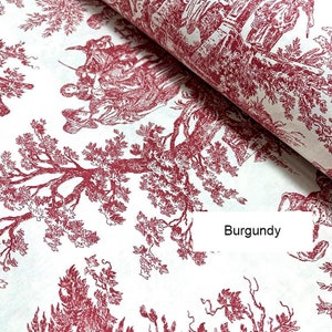 Puede incluir: Tela de toile roja y blanca con un patr&oacute;n repetido de &aacute;rboles, flores y una escena de caza. La tela est&aacute; etiquetada como "Burdeos".