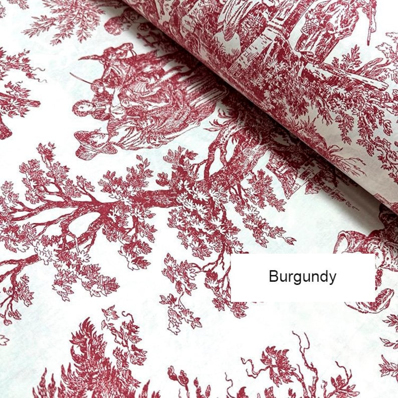 Puede incluir: Tela de toile roja y blanca con un patr&oacute;n repetido de &aacute;rboles, flores y una escena de caza. La tela est&aacute; etiquetada como "Burdeos".