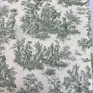 Puede incluir: Una tela blanca con un patr&oacute;n repetido de toile verde con personas, animales y &aacute;rboles. El patr&oacute;n es un dise&ntilde;o cl&aacute;sico de campo franc&eacute;s.