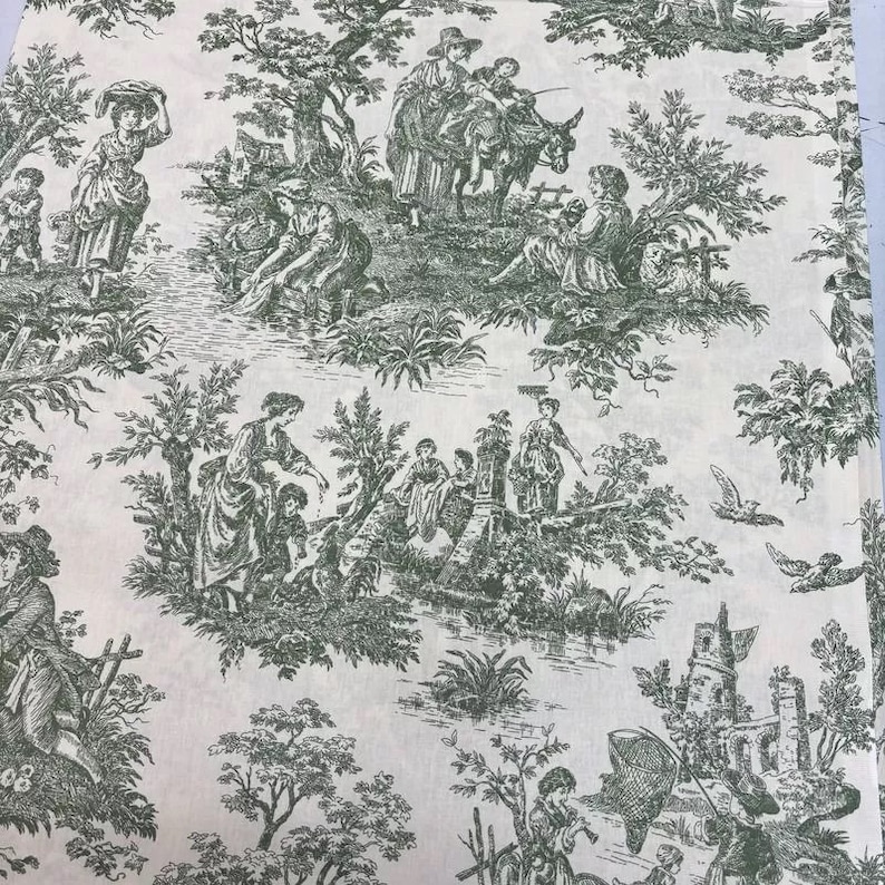 Puede incluir: Una tela blanca con un patr&oacute;n repetido de toile verde con personas, animales y &aacute;rboles. El patr&oacute;n es un dise&ntilde;o cl&aacute;sico de campo franc&eacute;s.