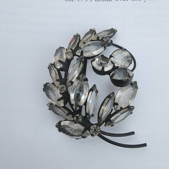 Vintage Black Metal Brooch Pin Leaf Style Clear Rhinestones  display picture 3
