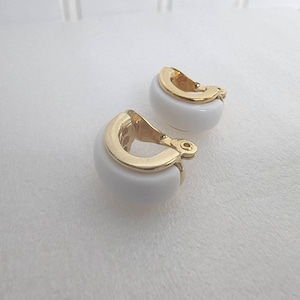 Vtg  white And gold Enamel clips  on  monet earrings/monet earrings/1970 monet/ Vintage monet/  clips on  earrings