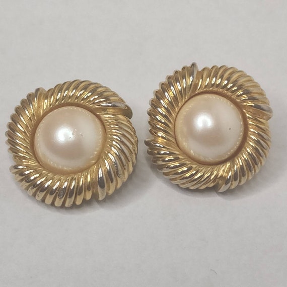 Vintage goldtone  earrings   signed  marvella