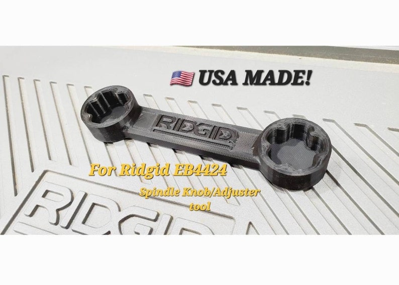 以下が含まれることがあります： リジッドEB4424スピンドルノブ/アジャスター用の黒いプラスチックレンチツール。レンチには「RIDGID」と「USA MADE!」のラベルが貼られています。
