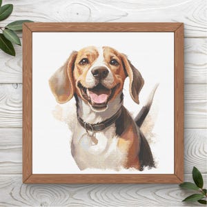Op de afbeelding: Een ingelijst kruissteekpatroon met een portret van een beagle met bruine, witte en zwarte vacht. De hond heeft een vrolijke uitdrukking met een open bek, roze tong en een donkere halsband met een metalen ring tegen een witte achtergrond.