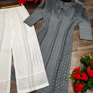 Hermoso Lucknowi Georgette hecho a mano Chikankari Fancy Allover estilo de trabajo Kurta/Kurti para mujeres, Chikankari Kurta/Kurti con pantalón de algodón Gris