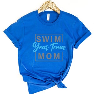 K&ouml;nnte beinhalten: Ein k&ouml;nigsblaues T-Shirt mit dem Text "Swim Your Team Mom" in einem grauen Kasten mit blauen Buchstaben.