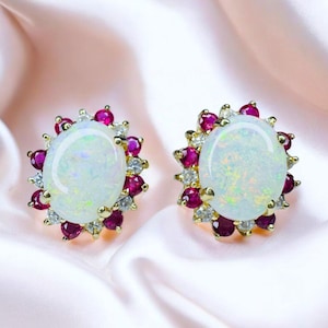 Opaal robijn diamanten oorbellen - vintage circa 1960 14 kt geelgouden cabochon halo stud - 14,5 mm 4 cttw oktober juli geboortesteen fijne sieraden