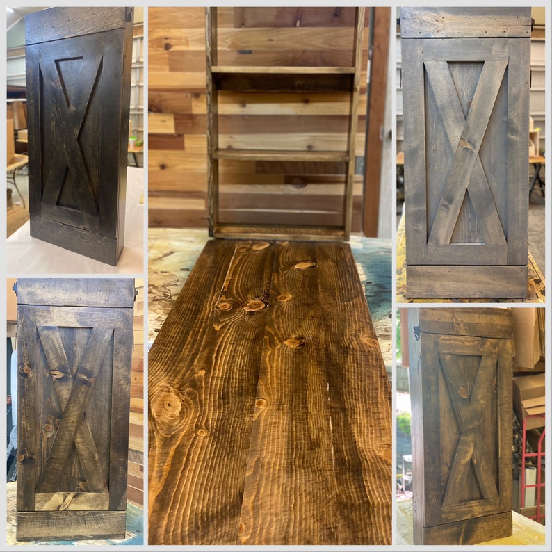 Op de afbeelding: Een set van drie houten wandplanken met een rustieke, donkerbruine afwerking. De planken hebben een eenvoudig, rechthoekig ontwerp met &eacute;&eacute;n horizontale plank in elke unit. De planken zijn gemaakt van massief hout en hebben een natuurlijke houtnerf. De planken zijn perfect voor het tentoonstellen van decoratieve items, boeken of andere kleine voorwerpen.