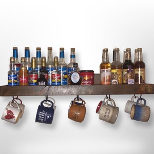 Porta tazze da caffè rustico con ripiano / Spazio per ripiano profondo 8&quot; / Espositore per tazze da caffè in legno di recupero / Contenitore e decorazione per bar del caffè / Ganci per tazze grandi