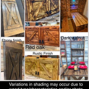 Op de afbeelding: Een collage met verschillende houtkleuren voor een kastdeur. De afwerkingen omvatten Classic Grey, Ebony, Ranch, Red Oak, Special Walnut en Dark Walnut. De bijschrift onder de collage luidt "Variaties in schaduw kunnen voorkomen vanwege het type hout/kenmerken en/of fotomonitorverlichtingsvariaties."
