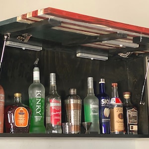 アメリカ国旗の酒棚 | ウイスキー棚 | スピークイージー スタイルのバー | 隠れた酒類保管庫 | 手作りの木製壁飾り | バーボンのギフト