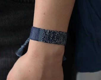 Brede handgeweven linnen armband: sprankelende vezelkunst, boho chic