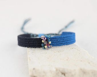 Geweven armband met kristallen kraal: handgemaakte zijden textielsieraden