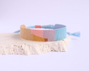Handgeweven textielarmband: abstracte kunstvezelsieraden, pasteltinten, verstelbare manchet
