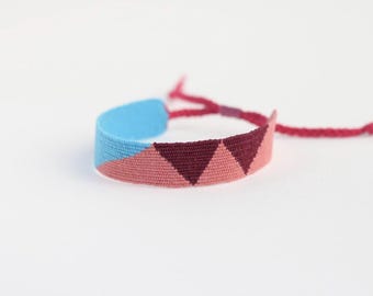Geweven boho-armband: minimalistische vezelkunstsieraden