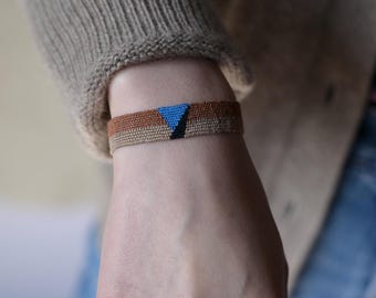 Geweven boho-armband: minimalistische vezelkunstsieraden