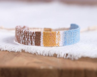 Handgeweven linnen armband met kleurenstreep: sieraden van bohovezels