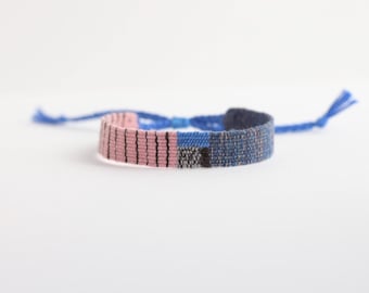 Handgeweven armband met gekleurde strepen: geometrische vezelkunstsieraden