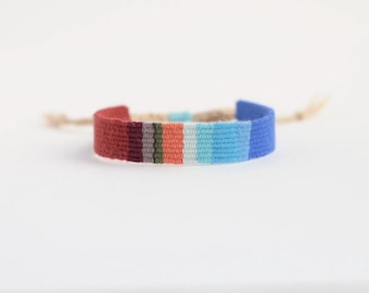 Handgeweven linnen armband met kleurenstreep: sieraden van bohovezels