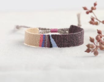 Handgeweven zijden armband: minimalistische vezelkunst, boho chic