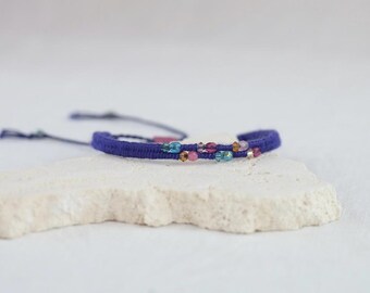 Geweven armband met smalle kristallen kraal: handgemaakte zijden textielsieraden