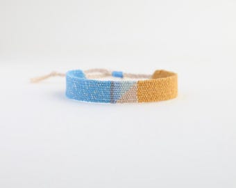 Handgeweven armband met metallic draad: abstracte kunst boho-sieraden