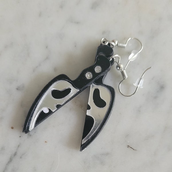 Scream knife earrings