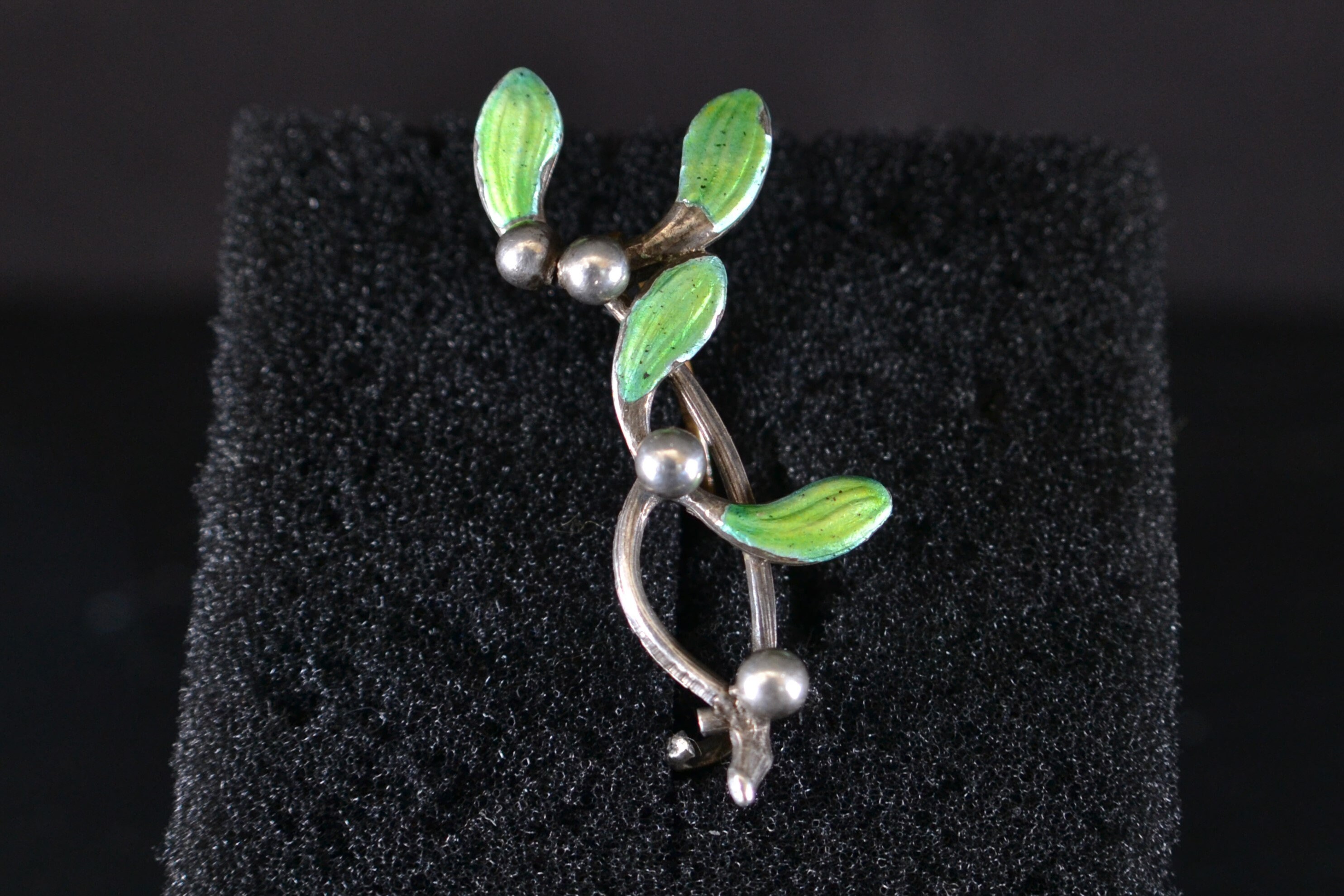 宅配便配送 1907 Charles Horner Silver and Enamel Mistletoe Brooch (BC38 シルバー