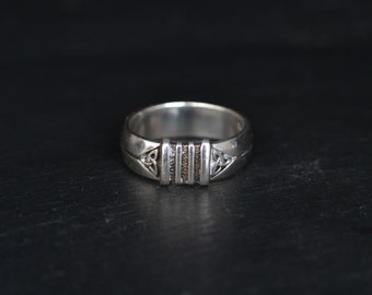 Peter Stone Silver Celtic Triquetra Knot Ring (C08)