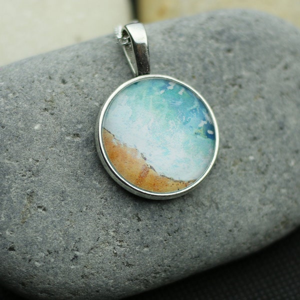 Kette mit Meeresrauschen von selbgemalten Aquarellbild unter Cabochon in der Farbe Silber