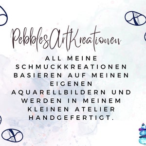 K&ouml;nnte beinhalten: Pebbles Art Kreationen Text mit Aquarellhintergrund. Der Text lautet: "Alle meine Schmuckkreationen basieren auf meinen eigenen Aquarellbildern und werden in meinem kleinen Atelier handgefertigt."