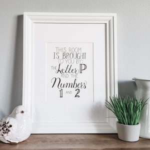 Placa de banheiro para impressão de 8 x 10 polegadas e 5 x 7 polegadas, este quarto é trazido a você pela letra P, DOWNLOAD DIGITAL, download instantâneo