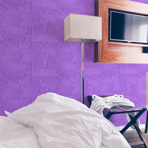 Op de afbeelding: Een wit bed met een wit kussen en een wit dekbed. Het bed staat in een kamer met een paarse behang met patroon, een houten tv-standaard met een tv en een lamp.