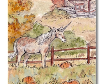 Peut inclure: Une peinture à l'aquarelle d'une licorne blanche avec des taches brunes debout dans un champ avec une petite maison en arrière-plan. La licorne est près d'une clôture et il y a des citrouilles éparpillées sur le sol.