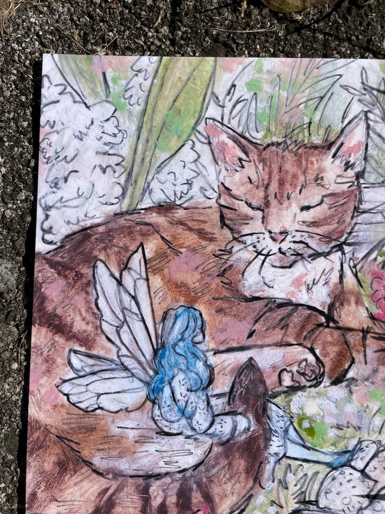 Puede incluir: Una pintura de acuarela de un gato atigrado marr&oacute;n durmiendo con un hada azul con alas sentada en un hongo. El gato est&aacute; rodeado de follaje verde y flores blancas.