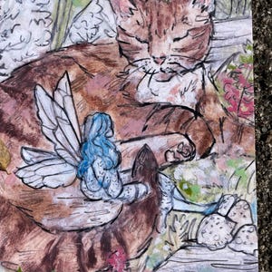 Puede incluir: Una pintura de acuarela de un gato atigrado marr&oacute;n durmiendo con un hada azul con alas sentada sobre su espalda. El gato est&aacute; rodeado de follaje verde y marr&oacute;n y flores blancas.