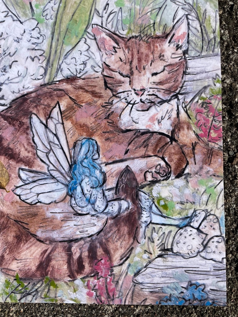 Puede incluir: Una pintura de acuarela de un gato atigrado marr&oacute;n durmiendo con un hada azul con alas sentada sobre su espalda. El gato est&aacute; rodeado de follaje verde y marr&oacute;n y flores blancas.