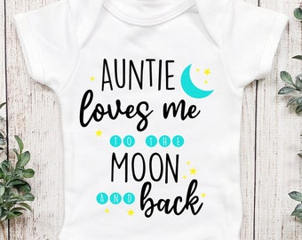 Baby-Schlafanzug mit Aufschrift „My Auntie Loves Me To The Moon And Back“ hergestellt in Großbritannien aus 100 % gekämmter Baumwolle