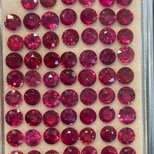 Smycken med naturlig rubin, 4 mm stor rund ädelsten, gran, som present till henne. Förpackning med 15 stycken.