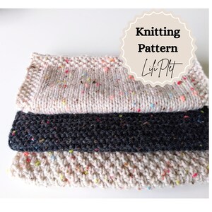 Op de afbeelding: Drie gebreide vierkanten in beige, zwart en beige met kleurrijke vlekken. De vierkanten zijn op elkaar gestapeld. Het bovenste vierkant heeft een gebreide rand. De afbeelding bevat de tekst "Knitting Pattern Lili Plet".