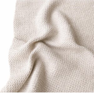 Può includere: Un cartello in legno rustico con la scritta "Welcome to our home" in lettere bianche. Il cartello presenta una finitura invecchiata e un design semplice e invitante, ideale per l'arredamento dell'ingresso.