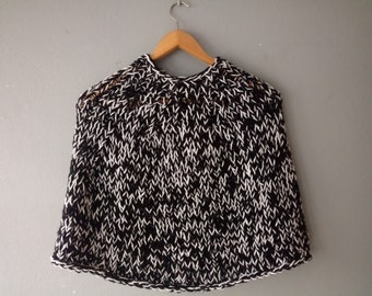 Poncho fatto a mano da donna - Poncho bianco e nero - Coprispalle in pura lana - Mantellina - Regalo per lei